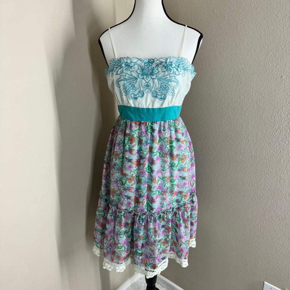 Flying Tomato Lilly Floral Teal White Embroidery Open Back Lace Hem Dress Size L